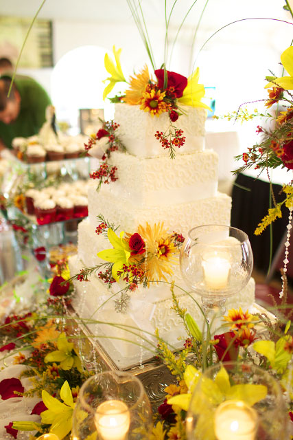 wedding cake and flowers, warmowskiphoto.com